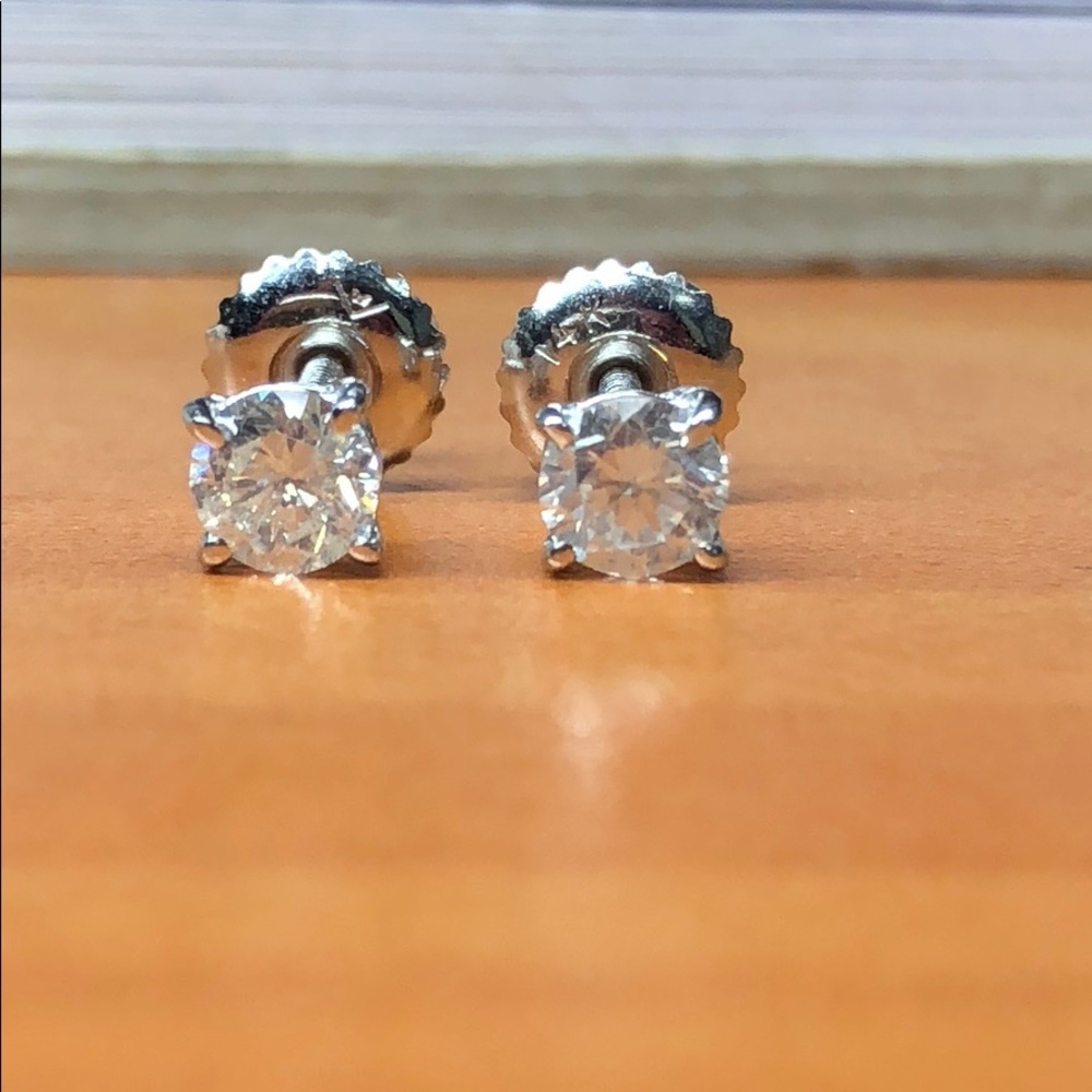 14kt White Gold Diamond Stud Earrings